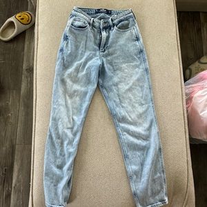 Hollister curvy high-rise mom jeans. EUC